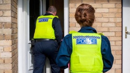 Britani, dyshuan se mos ishte një rast vjedhjeje, policia hyn në brenda dhe zbulon 'shtëpinë e barit'