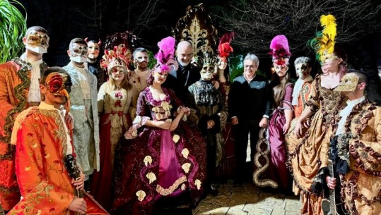 Tre ditë festë në Shkodër, magjia e karnavaleve mbledh mijëra qytetarë! Paradë me maska veneciane dhe kostume shumëngjyrëshe në rrugët e qytetit