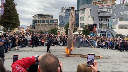 VIDEOLAJM/ Festa e Karnavaleve në Shkodër, momenti i djegies së dordolecit