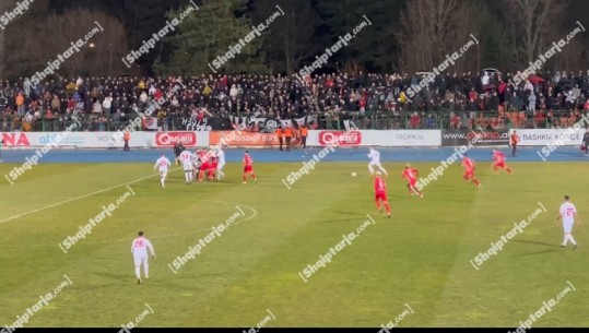 VIDEO/ Mbyllet me sherr dhe dy kartona të kuq ndeshja në Korçë, Skënderbeu fiton 1-0 me Partizanin