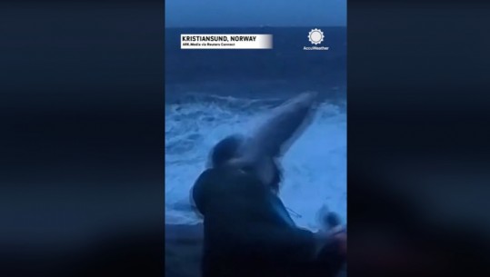 Pamjet virale/ Gazetari ‘sulmohet’ nga një peshk në fytyrë teksa raportonte
