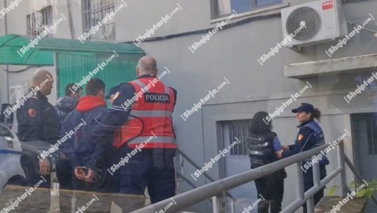 Vranë të atin, momenti kur tre fëmijët mbërrijnë në gjykatën e Durrësit