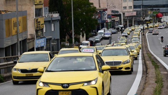 Greqi, qindra taksistë në grevë, bllokojnë rrugët kryesore të Athinës: Duam ulje taksash!