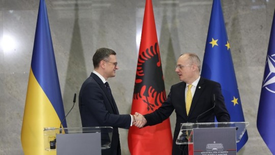 VIDEO/ 'Rroftë Ukraina', ministri ukrainas Kuleba përshëndet në shqip nga Tirana