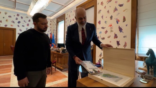 VIDEO/Rama pret në kryeministri presidentin Zelensky, i dhuron librin e tij me piktura