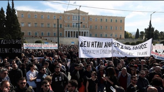 Greqi/ Tragjedia e përplasjes se trenave përkujtohet me bomba molotov dhe 24 orë grevë (VIDEO)