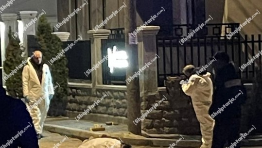 Korçë/ Një nga viktimat i shtrirë në tokë pranë një hoteli, pamje nga vendi i ngjarjes 