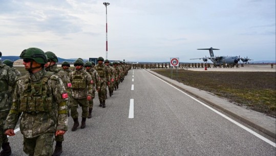 Trupat turke zbarkojnë në Kosovë si pjesë e misionit të KFOR, do zëvëndësojnë ato italiane