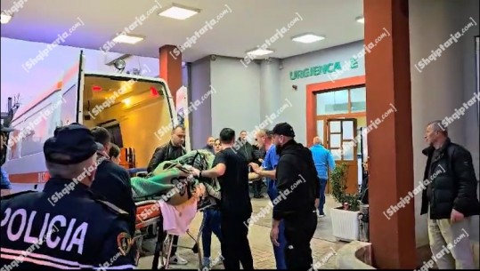 U plagos rëndë nga shpërthimi në një kapanon në Lushnjë, momenti kur një prej punonjësve mbërrin në spitalin e Traumës