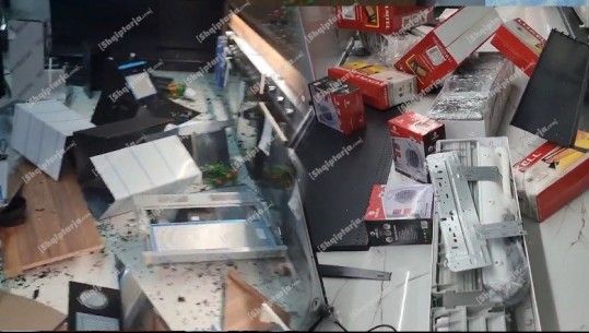 VIDEO/ Televizorë e kondicionerë të shkatërruar në një dyqan elektro-shtëpiakesh, dëme të mëdha të shkaktuara nga shpërthimi i fortë në Lushnjë