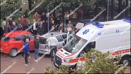 Elbasan/ Përplasen dy automjete, një nga makinat përfundon brenda ambienteve lokalit, një i plagosur (VIDEO)