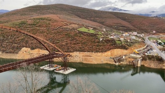 Peshon 5 mijë ton dhe e lartë 56 metra, vijon puna për vendosjen e urës së madhe në Kukës! Gati për qytetarët këtë sezon veror
