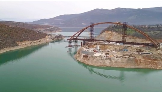 Vijon puna për vendosjen e urës së madhe në Kukës! Rama: I jep zgjidhje nyjeve të vjetra lidhëse të dy anëve të liqenit me rrugën kombëtare (VIDEO)
