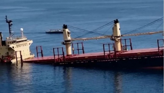 Anija e mallrave në pronësi të Britanisë së Madhe fundoset në Detin e Kuq disa ditë pasi u sulmua nga rebelët Houthi