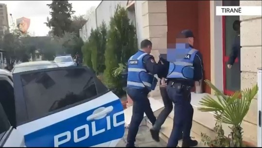 Sillnin armë nga Kosova për t’i shitur në Shqipëri, arrestohen dy 19 vjeçarë në Tiranë! U sekuestrohet pistoletë me silenciator (EMRAT)