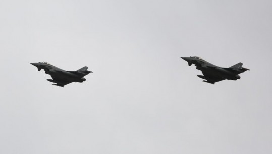 VIDEO/ Hapet baza ajrore e NATO-s, 6 avionë EuroFighter F-2000 show në qiellin e Kuçovës! Ngrihen në fluturim edhe 2 helikopterët 'Black Hawk'