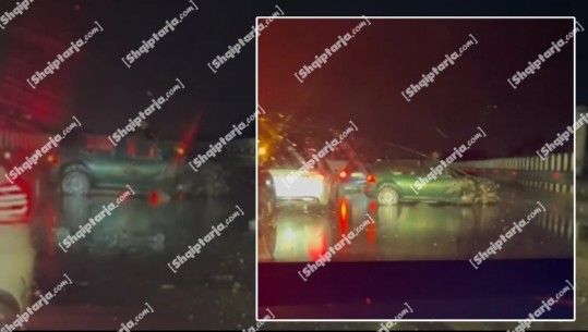 Vlorë/ Aksident në hyrje të qytetit, automjeti rrëshqet dhe përplaset me barrierën anësore