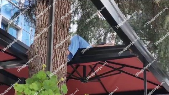VIDEO/Durrës, vajza nga Venezuela hidhet nga kati i dytë i hotelit pas sherrit me djalin nga Shijaku, e pret tenda (EMRAT)