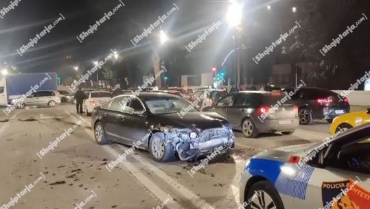 Aksident në qendër të Tiranës, përplasen 2 automjete! Drejtuesi i ‘benz’-it largohet me vrap nga vendngjarja