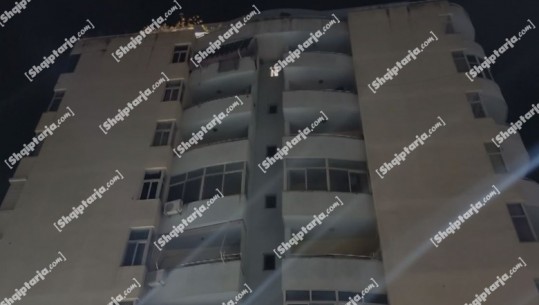 Durrës, në ballkon me prindërit, vajza 3 vjeçe rrëzohet nga kati i shtatë, e pret tenda poshtë 