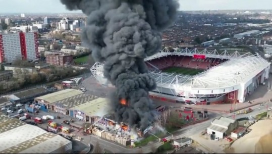 VIDEO/ Pak orë para duelit, zjarr masiv pranë stadiumit ikonik anglez! Shtyhet ndeshja