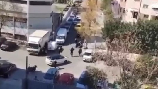 VIDEO/ Arratisje si në filma! 30-vjeçari shqiptar i rrethuar nga policë grekë, i përplas me makinë, efektivët i qëllojnë gomat