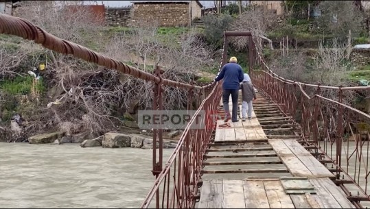 Pamje të frikshme! 3500 banorë të Poliçanit rrezikojnë të bien në Osum! Ura e amortizuar dhe me dërrasa të kalbura e kavo të ndryshkura 