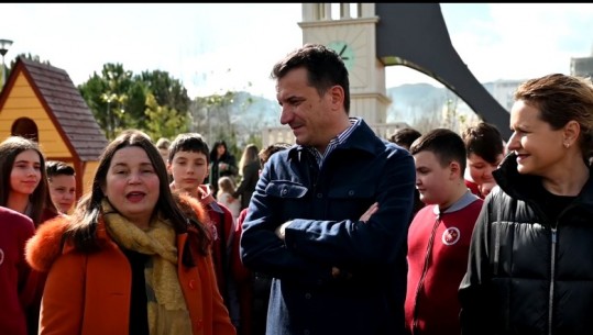 7 Marsi, nxënësit e shkollës 'Servete Maçi' mbjellin pemë për mësuesit, Veliaj: Shembulli se na duhen qytetarë të mirë, që vendi të ecë përpara