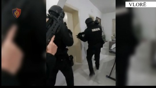 VIDEO/ ‘Policia, duart lart’, momenti kur RENEA mësyn në depon e armëve në Vlorë, të fshehura në tavan! 'Roja' kapet në dhomën e gjumit