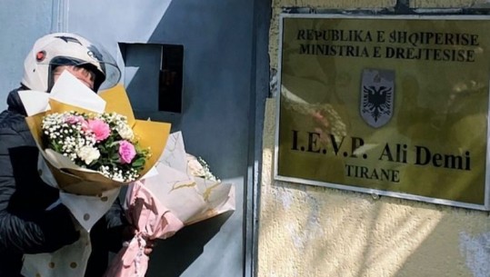 FOTOLAJM/ Buqeta me lule në burgun e grave në Tiranë për 8 Mars