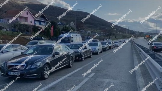 VIDEO/ Fluks automjetesh në pikën e kalimit kufitar në Morinë! Shoferët për Report tv: Radhë për të kaluar në Kosovë