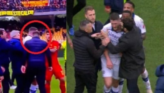 VIDEO/ Pamje banale në Serie A, trajneri i Leçes godet me kokë sulmuesin mik