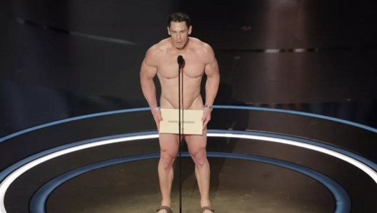 VIDEO+ FOTOT/ John Cena shfaqet nudo në skenën e ‘Oscars’, Kimmel e mbulon me perde