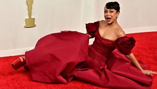 Video/ Liza Koshy rrëzohet në tapetin e kuq, ylli i ‘Transformers’ vazhdon të pozojë për fotografët në ‘Oscars’
