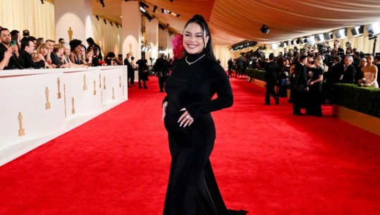 Oscars 2024/ Vanessa Hudgens zbulon se është në pritje të ëmbël në tapetin e kuq