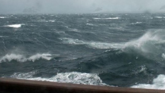 Moti i keq/ Autoriteti Portual Vlorë ndalon lundrimin për mjetet e vogla lundruese dhe ato të peshkimit nga mbrëmja e sotme deri mëngjesin e 19 nëntorit