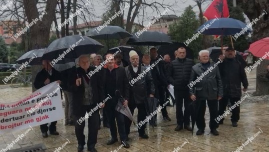 ‘Duam bust të Lekë Dukagjinit’, protestë para Bashkisë Shkodër! Benet Beci: Dera e hapur, do gjejmë zgjidhjen
