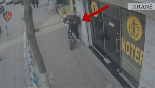 VIDEO/ Arrestohet hajduti i monopatinave në Tiranë, e kapen kamerat e sigurisë