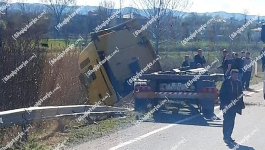 Aksidentohet në afërsi të Milotit, kamioni me targa kosove rrezikon të bjerë në kanal