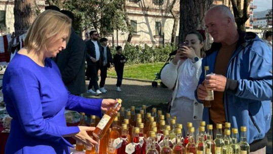 Dita e Verës, ministrja Denaj viziton panairin në bulevard: Krenare për produktet shqiptare