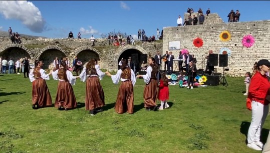 Me valle tradicionale dhe muzikë, festohet 14 Marsi në Kalanë e Beratit