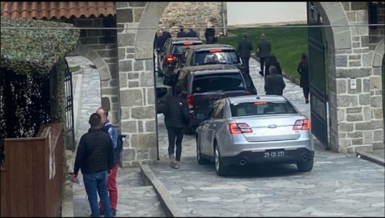 Kosovë, Gabriel Escobar viziton Manastirin e Deçanit: Po punojmë fort për një marrëveshje historike 