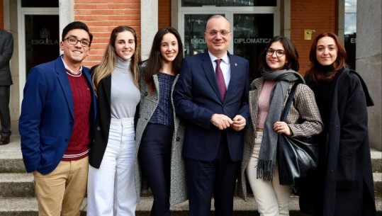 Hasani ligjeratë në akademinë diplomatike në Madrid! Studentë nga Amerika Latine, në Tiranë për studime