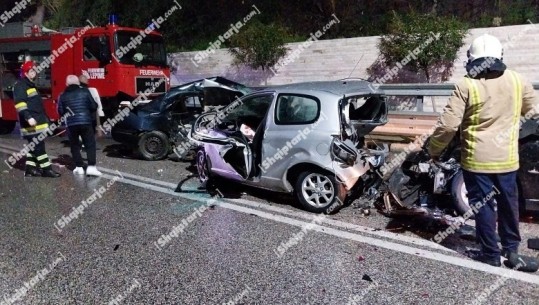 Pamje të rënda nga aksidenti me katër viktima në Tepelenë, makinat të shkatërruara
