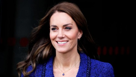 Kate Middleton rishfaqet në publik e qeshur, krah princit William