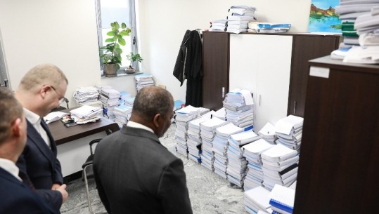 FOTOT/ Brenda SPAK, Dumani i tregon  ndihmës sekretarit amerikan 'malin' me dosje që po hetohen