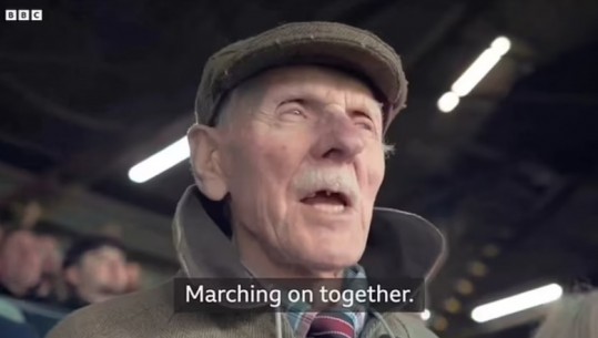Emocionuese/ Tifozi 98-vjeçar këndon çdo fjalë të himnit të klubit, pavarësisht se nuk kujton as moshën për shkak të sëmundjes