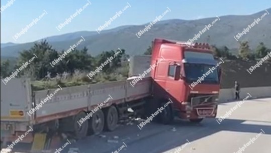 VIDEOLAJM/ Kamionin nuk e mbajnë frenat dhe as betoni në aksin Kardhiq-Delvinë