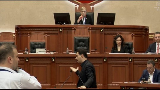 Basha 'zapton' foltoren e Kuvendit, Nikolla e përjashton nga seanca! Kryetari i PD-së 'shpërthen' në të qeshura