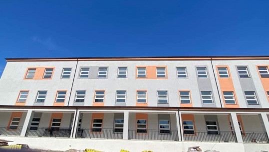 FOTOT/ Drejt përfundimit rikonstruktimi i gjimnazit ‘Pjetër Budi’ në Mat, kushte më të mira për 300 nxënës e mësues